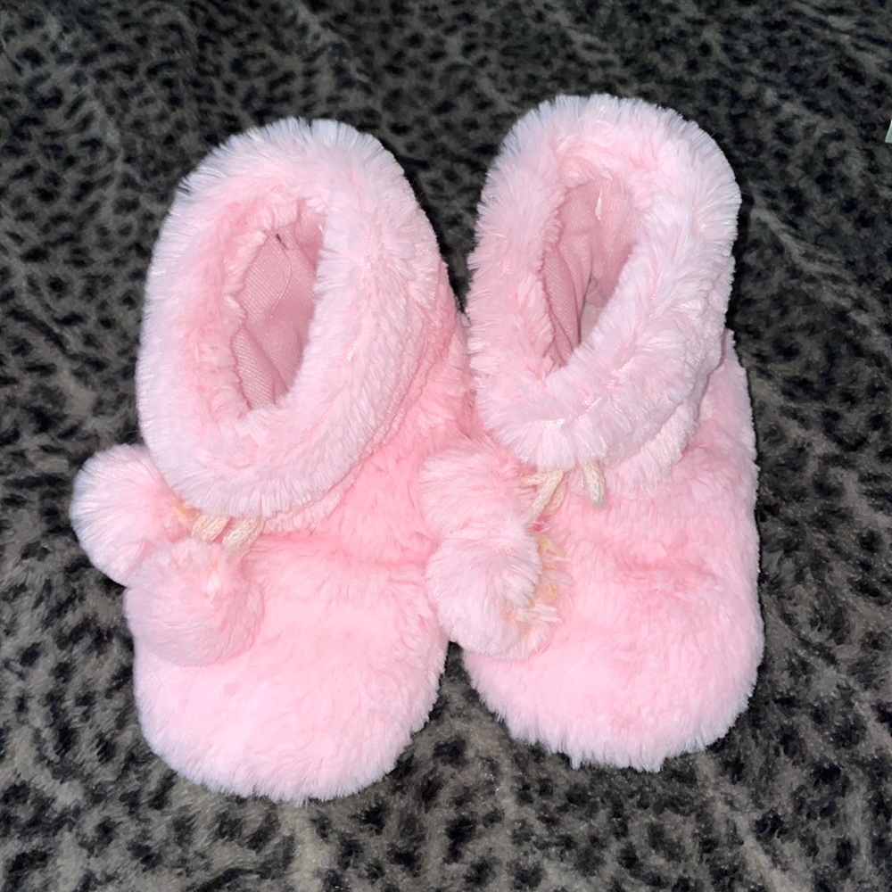 Girls pink fluffy slippers